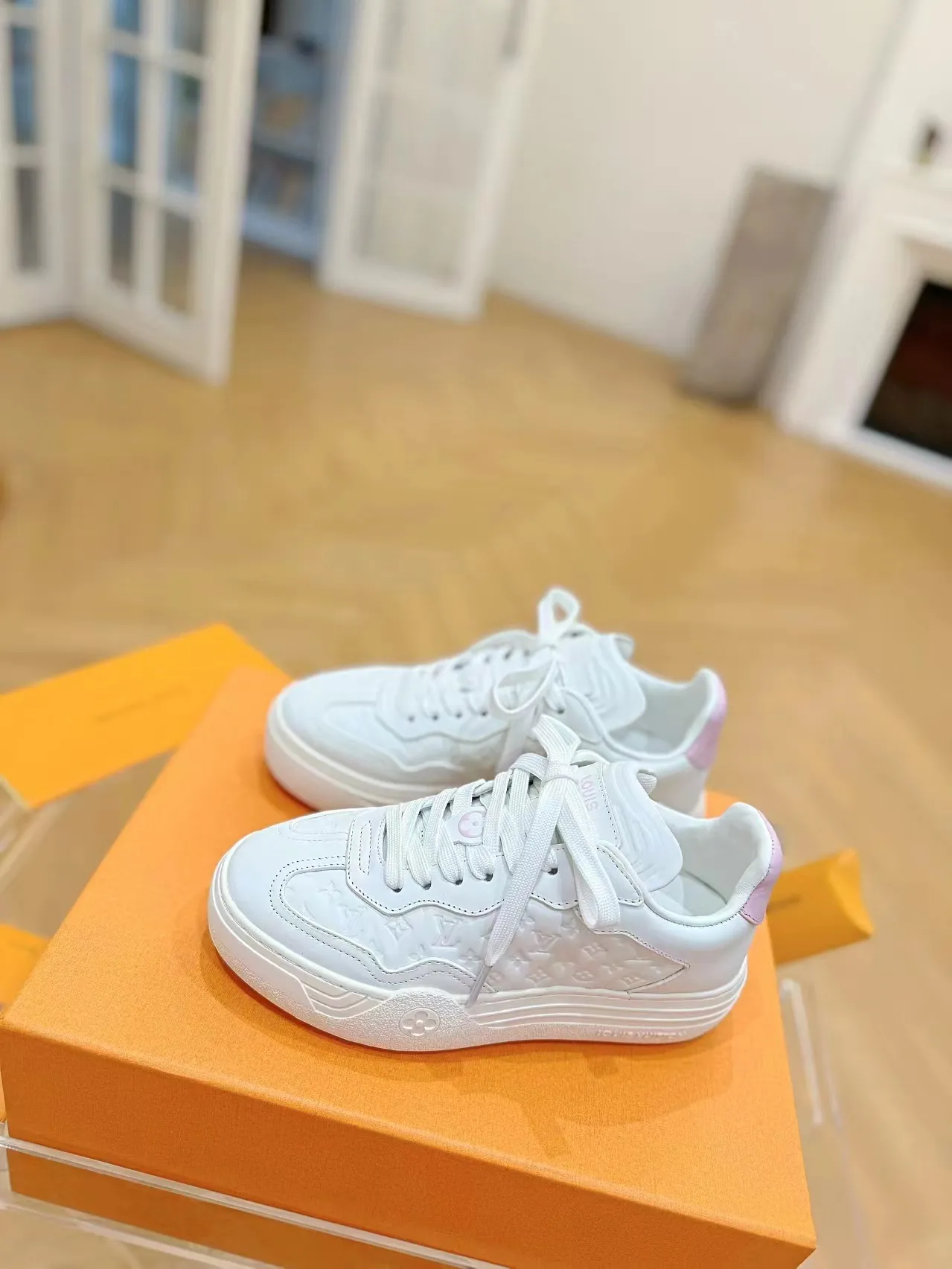 👟👟Ex-factory price 620👟👟Men's size +10 Same style for men and women🔥🔥𝐋𝐕 𝐃𝐢𝐬𝐜𝐨𝐯𝐞𝐫𝐲 2024 new sports shoes thick sole casual ❗️❗️ original purchase development and production LV Discovery lace-up shoes were unveiled at Louis Vuitton's fourth show. They are made of technical mesh fabric and metallic synthetic materials to create a streamlined design. Brand elements embellish the upper and lightweight rubber outsole, with technical shoelaces. Fabric: Original imported cowhide + technology mesh Inner lining: Original customized breathable mesh Sole: Original molded ultra-light rubber foam material Bottom thickness: 5.5CM Size: Women's 35-41 (41 customized), Men's 39-46, (45-46 customized)